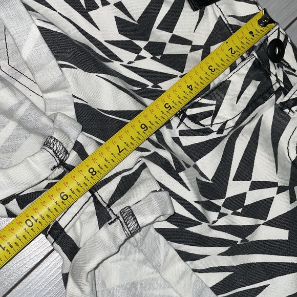 AI authentic icon black and white geometric funky retro pattern jean shorts 25 - Picture 6 of 10